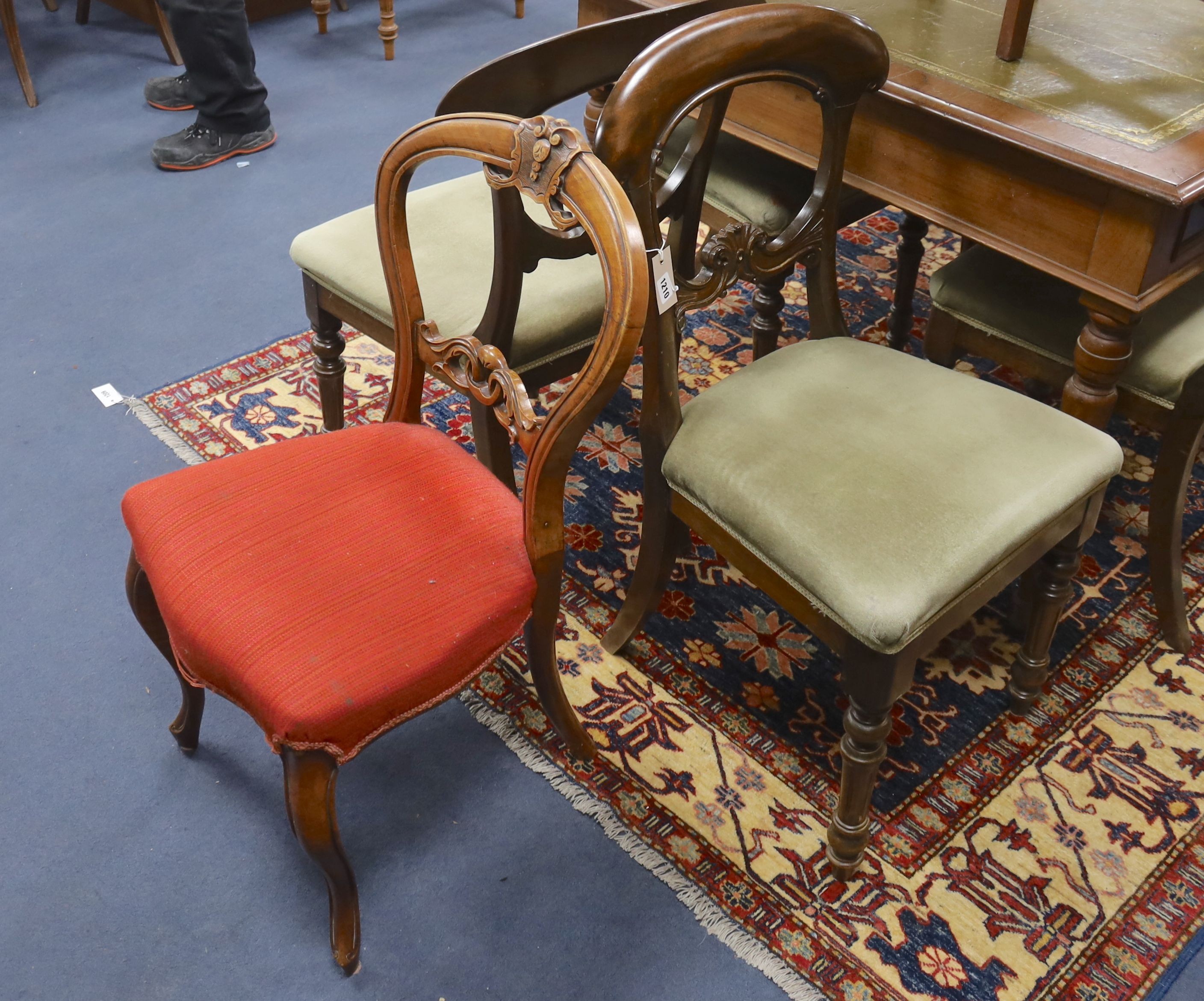A set of six Victorian style mahogany balloon back dining chairs together with a Victorian dining chair (7)